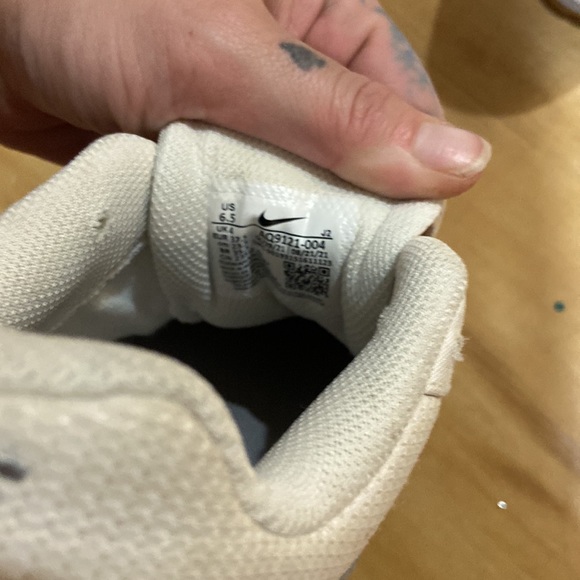 NIKE WMNS SZ 6.5 WHITE AND SILVER LIGHT WEIGHT GUM BOTTOM RUNNING SHOES - Picture 5 of 5